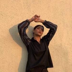 Bell sleeve fitted shirt